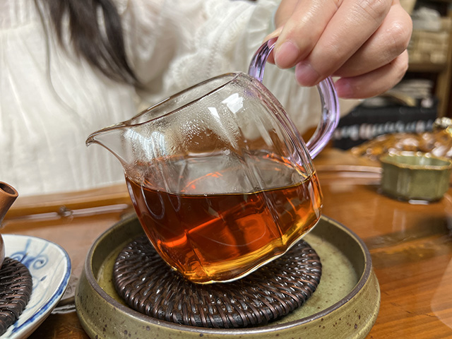品鉴70年代鸿泰昌远年七子饼老茶：药香沉厚，非寻常之味